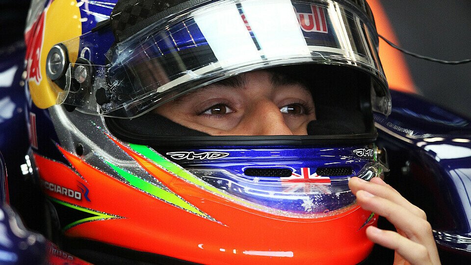 Daniel Ricciardo hatte nur auf der Strecke Spaß am Regen, Foto: Sutton