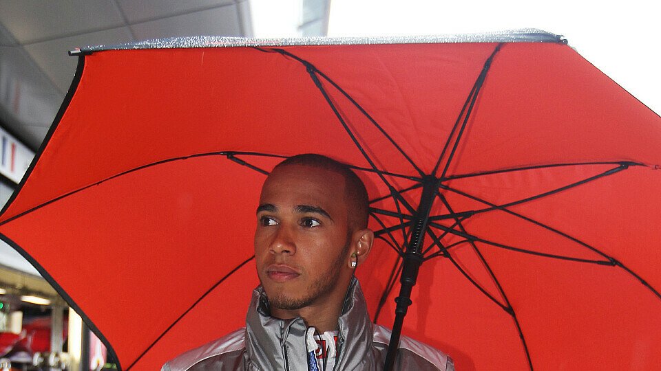 Steht etwas im Regen: Lewis Hamilton, Foto: Sutton