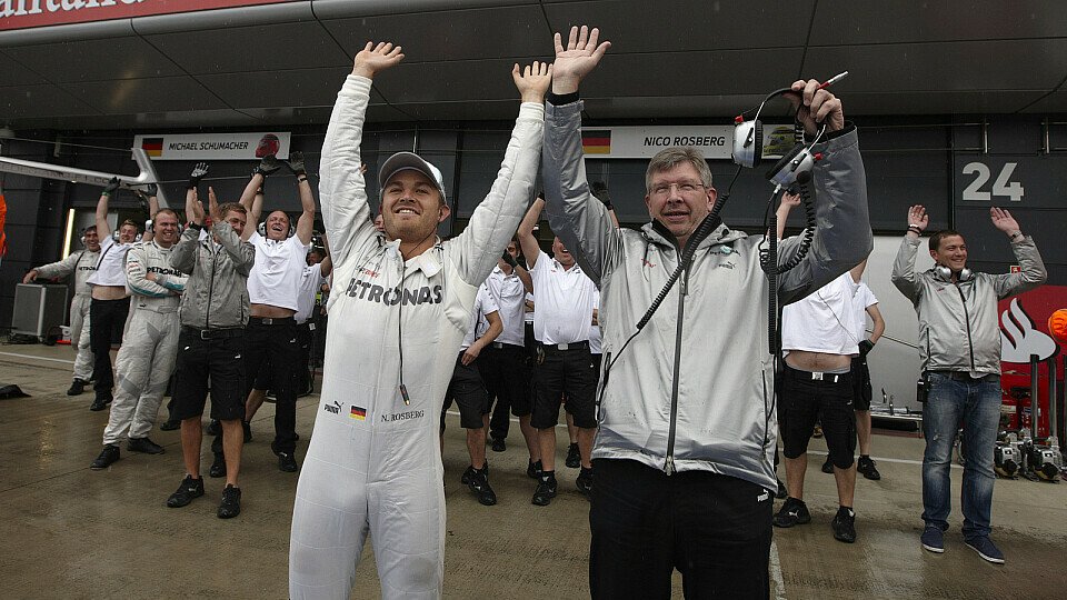 Der Funke springt über: Nico Rosberg und Ross Brawn starten die Welle, Foto: Mercedes AMG