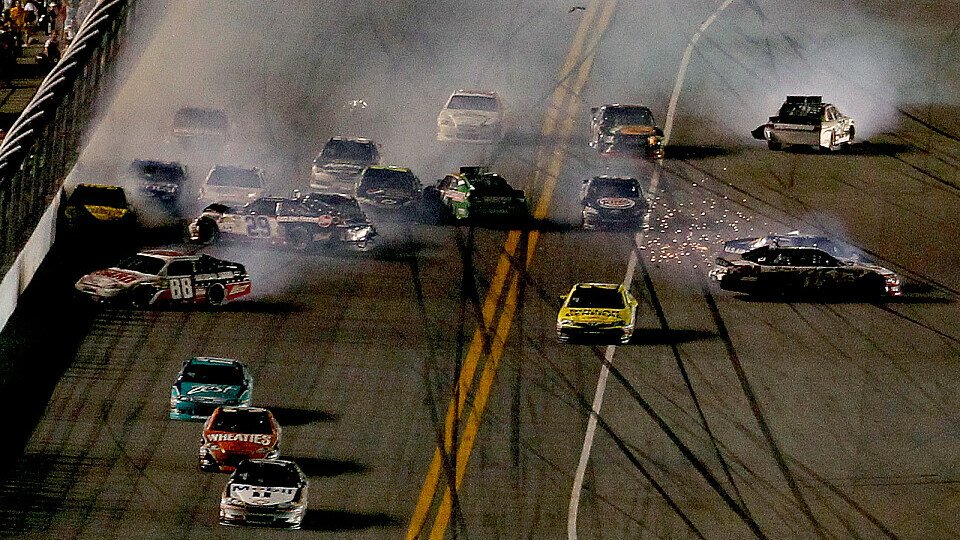 Tony Stewart siegt und dahinter bricht das Chaos aus, Foto: NASCAR