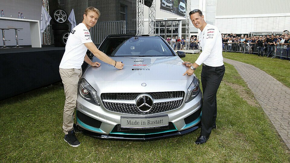 Nico Rosberg und Michael Schumacher statteten dem Werk Rastatt einen Besuch ab, Foto: Mercedes-Benz