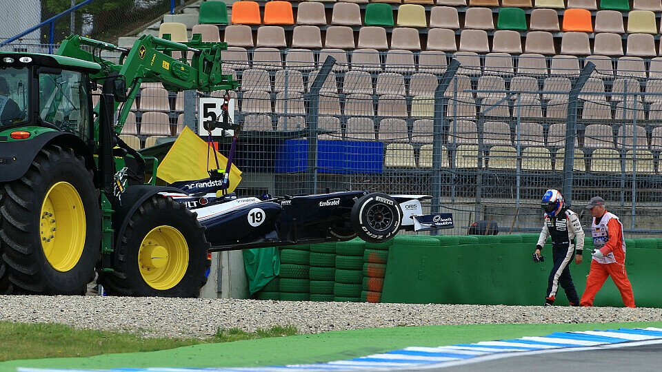 Valtteri Bottas suchte sich für Bruno Sennas Boliden einen schlechten Parkplatz aus, Foto: Sutton