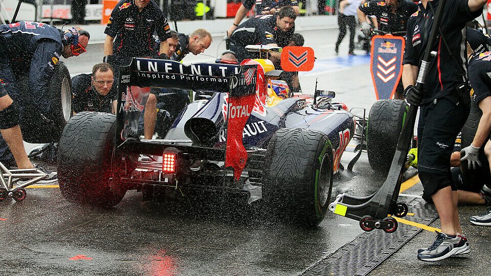 Mark Webber kreidet sich an, nicht auf neue Regenreifen gewechselt zu haben, Foto: Sutton