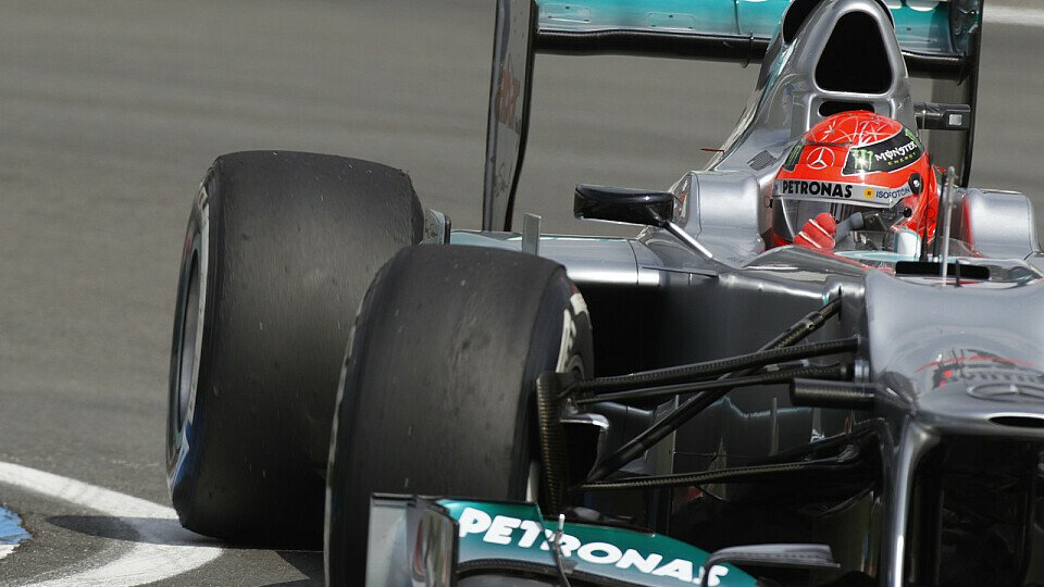 Michael Schumacher und Nico Rosberg machen Fortschritte aus, Foto: Mercedes AMG