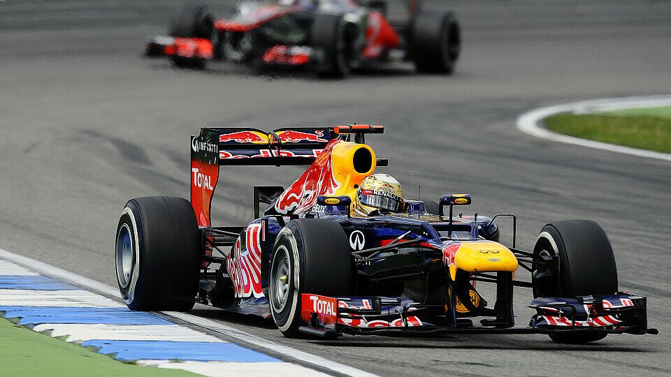 Sebastian Vettel fiel nach der Strafe auf P5 zurück, Foto: Sutton