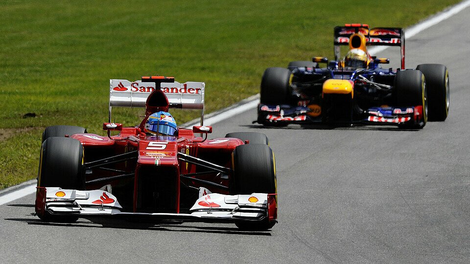 Sebastian Vettel wäre gerne weiter an Fernando Alonsos Heck geblieben, doch Lewis Hamilton mischte sich ein, Foto: Sutton