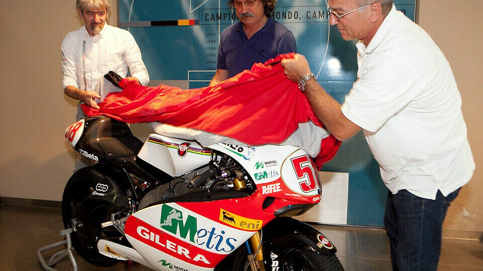 Paolo Simoncelli erinnerte sich bei der Übergabe an den größten Traum seines Sohnes, Foto: Aprilia Racing