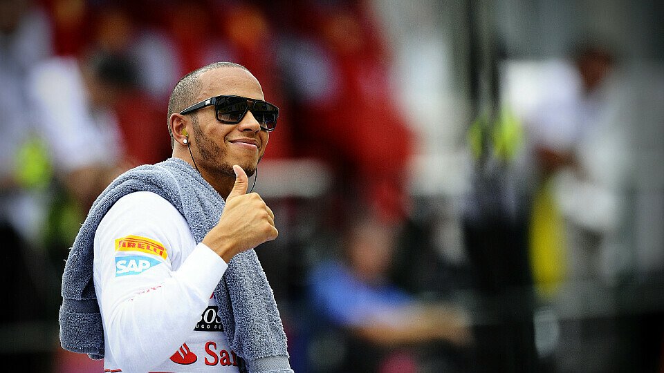 Lewis Hamilton übernimmt kurzzeitig die Rolle des Fitnesstrainers, Foto: Sutton