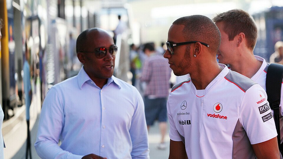 Anthony und Lewis Hamilton gemeinsam im Formel-1-Fahrerlager, Foto: Sutton