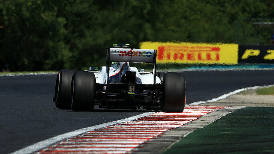 Sergio Perez und Kamui Kobayashi kämpften mit ihren Sauber C31, Foto: Sutton