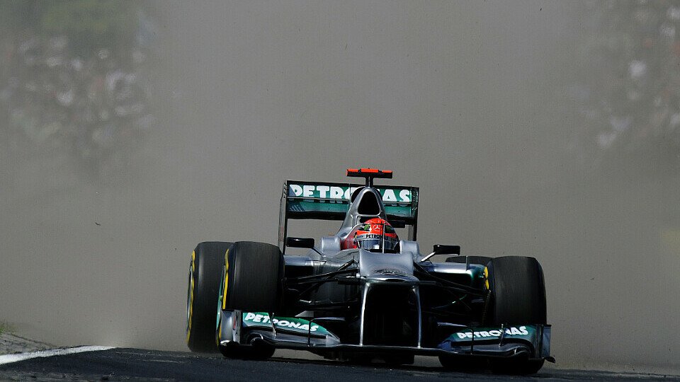 Michael Schumacher muss das Feld morgen von hinten aufrollen, Foto: Sutton