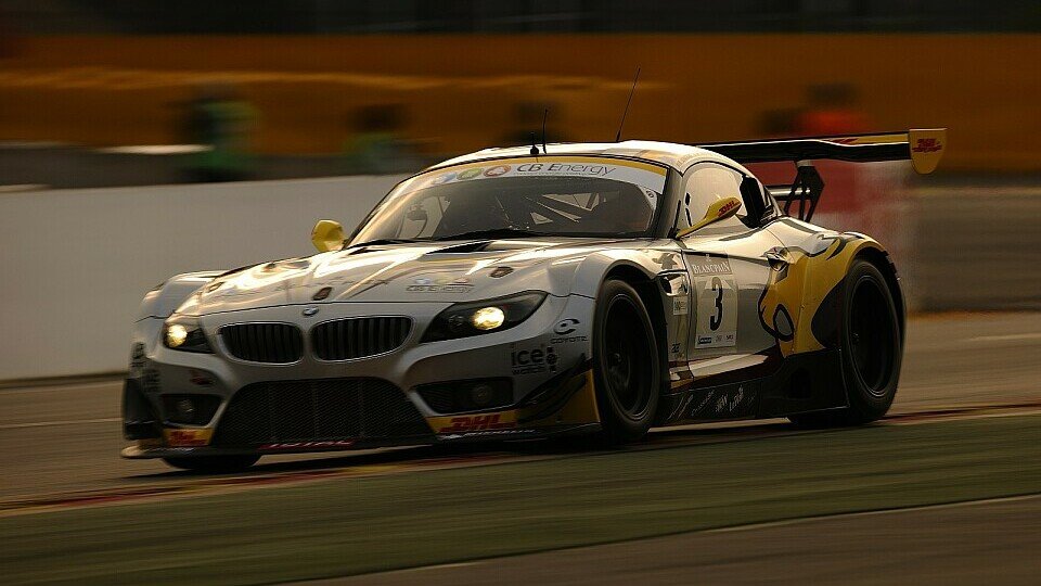 Der BMW Z4 GT3 von Marc VDS Racing führt das 24h-Rennen an, Foto: BMW Motorsport