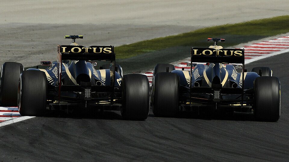 Rad an Rand durch Kurve eins: Grosjean & Räikkönen ließen Lotus den Atem anhalten, Foto: Sutton