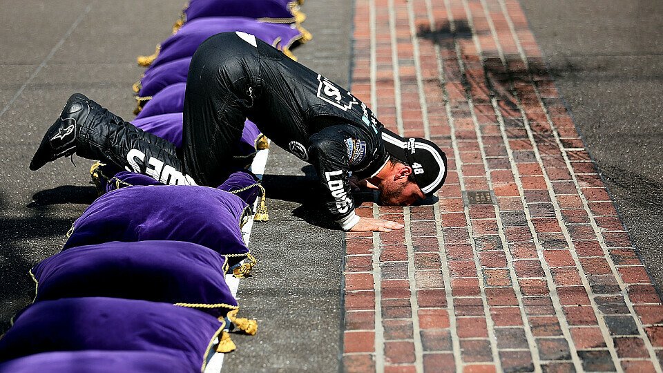 Jimmie Johnson küsst die berühmten Ziegelsteine in Indianapolis, Foto: NASCAR