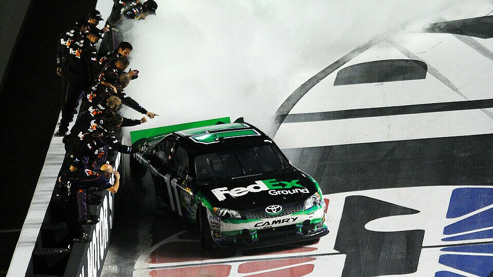 Denny Hamlin dreht Donuts nach seinen dritten Saisonsieg, Foto: NASCAR