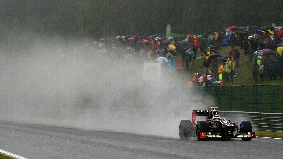 Kimi Räikkönen lässt sich vom Wetter nicht die Stimmung verderben, Foto: Sutton Kimi Räikkönen lässt sich vom Wetter nicht die Stimmung verderben, Foto: Sutton