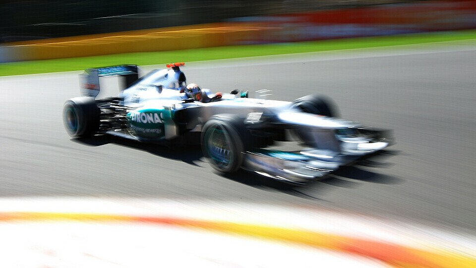 Wie weit schafft es Michael Schumacher bei seinem 300. F1-Rennen nach vorn?, Foto: Sutton