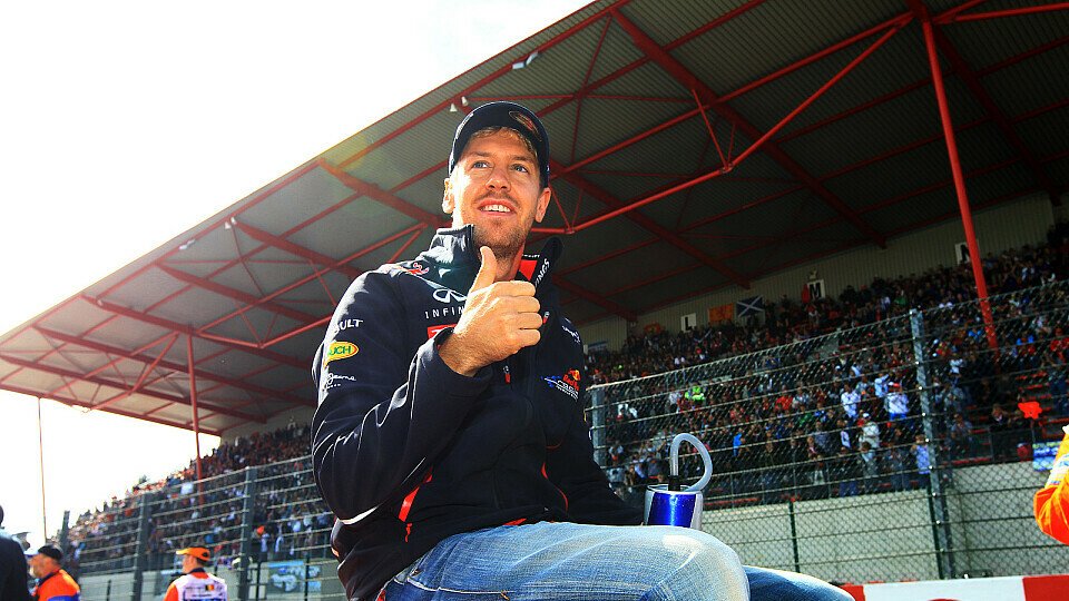 Daumen hoch für Sebastian Vettel, Foto: Sutton