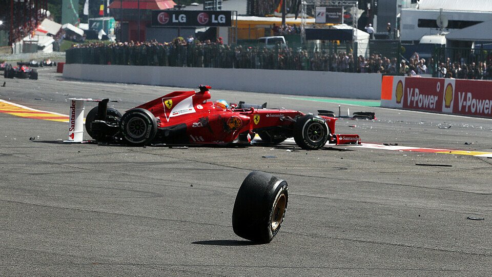 Alonso froh Crash heil überstanden zu haben, Foto: Sutton