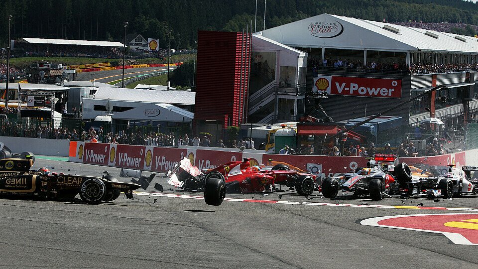 Heftiger Massen-Crash an der Spitze zum Auftakt des Belgien GP, Foto: Sutton