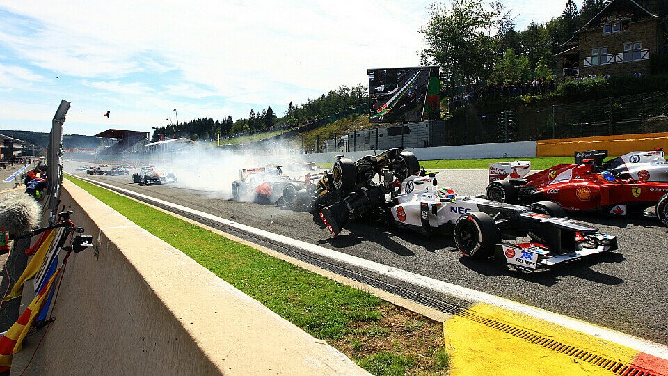 Sergio Perez fiel dem Start-Crash in Spa zum Opfer, Foto: Sutton