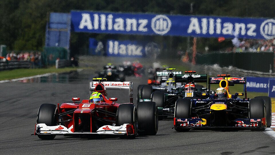 Felipe Massa kämpfte sich am Start an den Red Bull vorbei, Foto: Sutton