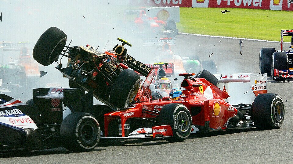 Der Schockmoment von Spa: Grosjean steigt auf und fliegt in Richtung Alonso, Foto: Sutton