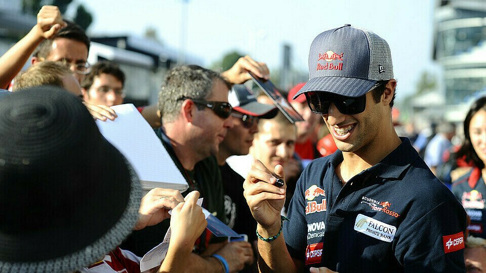 Von wegen von Fan-Trauben umgeben: Am Hotelpool ist Ricciardo ganz allein, Foto: Sutton