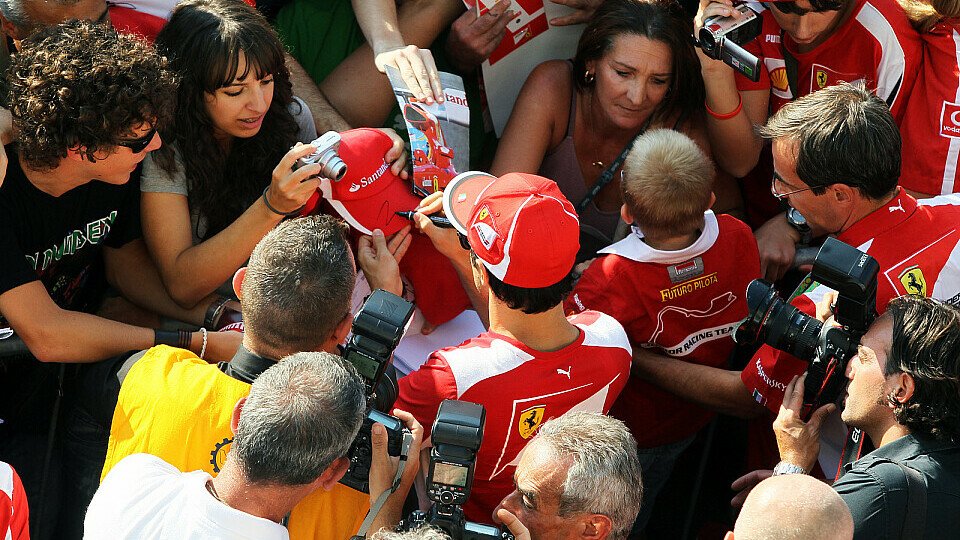 Die Tifosi lieben Ferrari und seine Piloten, Foto: Sutton