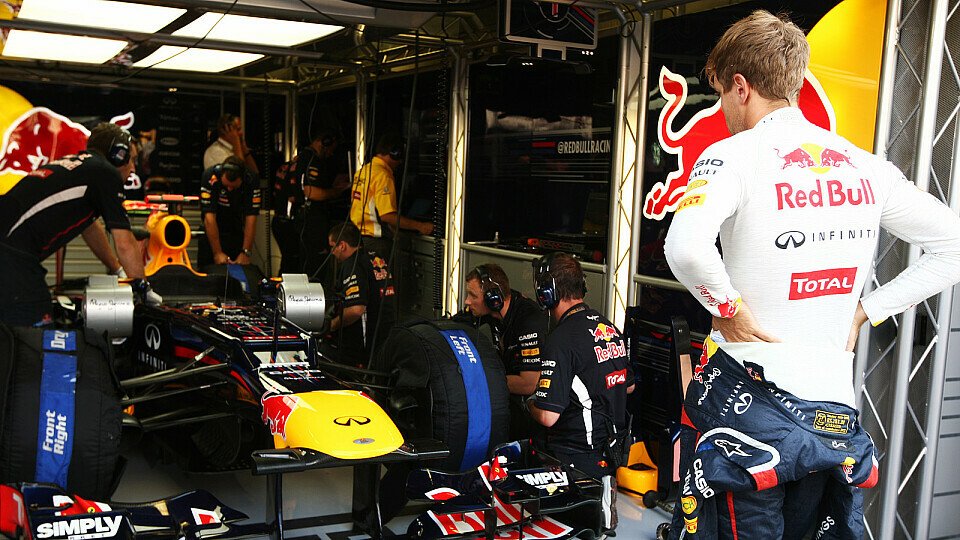 Sebastian Vettel weiß nicht genau, was das Problem ist, Foto: Sutton