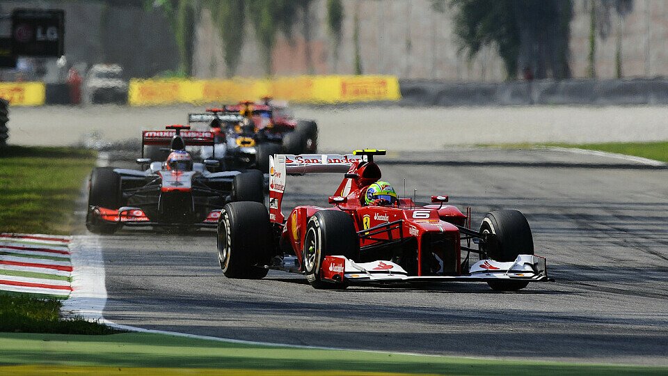 Stefano Domenicali steht hinter Felipe Massa, Foto: Sutton