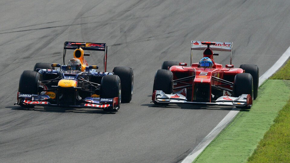 Kampf um die Krone: Fernando Alonso jagt Sebastian Vettel, Foto: Sutton