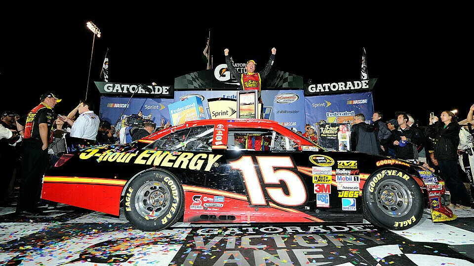 Zweiter Saisonsieg für Clint Bowyer, Foto: NASCAR