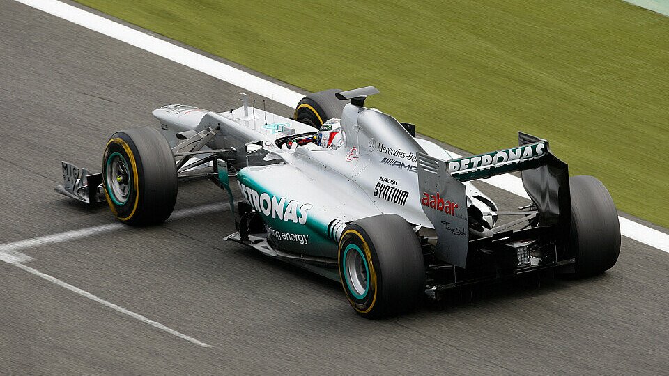 Mercedes probiert es in Singapur mit dem neuen Auspuff, Foto: Sutton