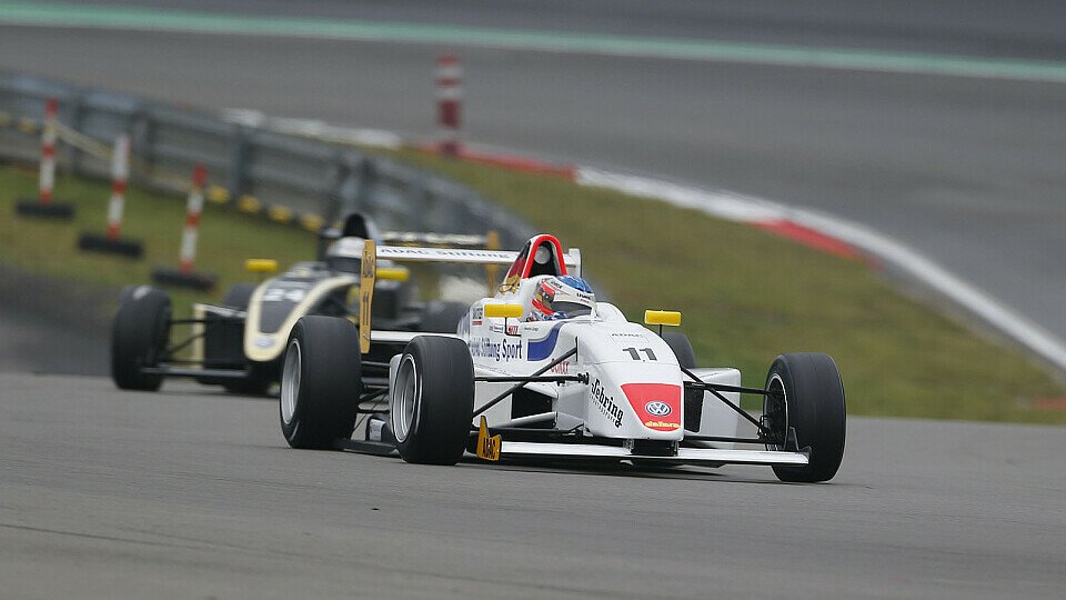 Hendrik Grapp setzt sich gegen Titelanwärter durch, Foto: ADAC Formel Masters