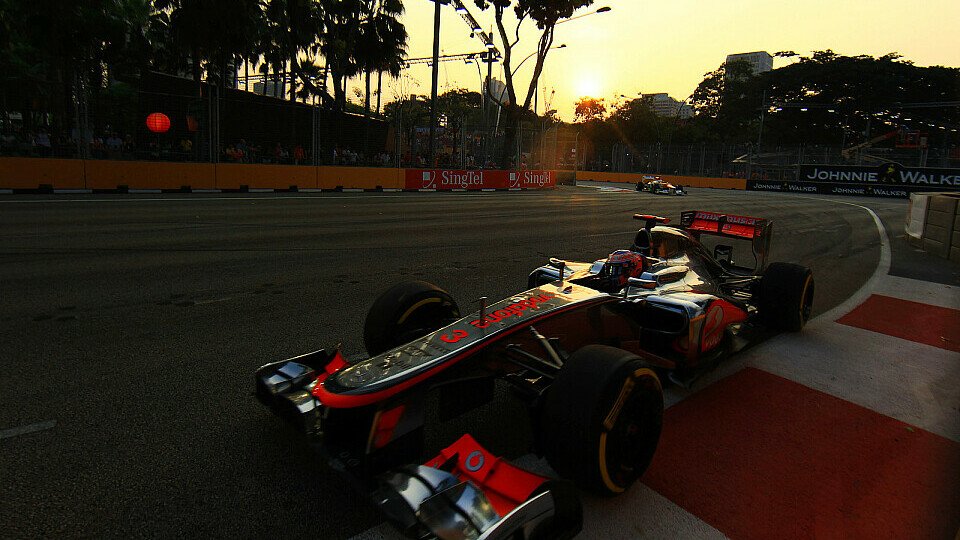 Solche Bilder liefert nur der Marina Bay Circuit: Jenson Button auf dem Weg in den Singapur-Grid, Foto: Sutton