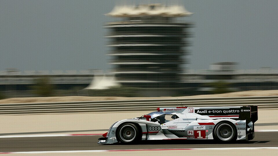 Ein Audi R18 im Vorjahr auf dem Bahrain International Circuit, Foto: Audi