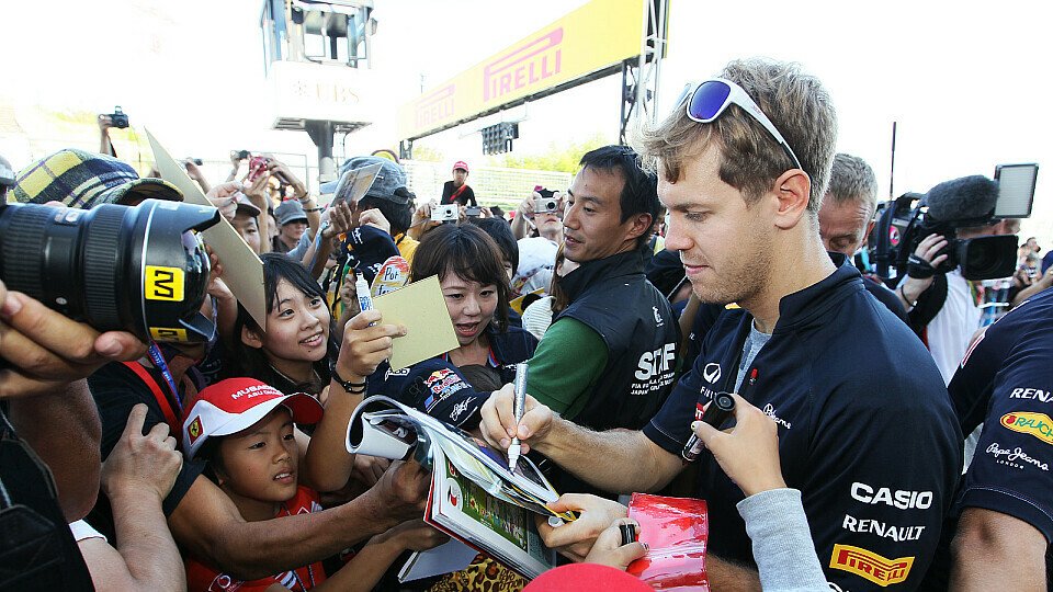 Sebastian Vettel kann sich in Suzuka kaum vor Fans retten, Foto: Sutton
