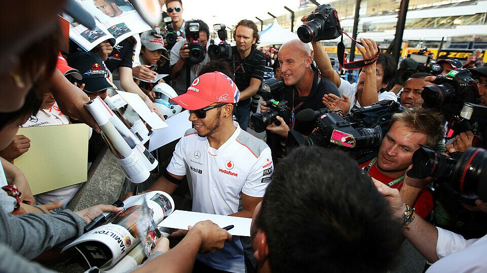 Lewis Hamilton ist im Moment ein gefragter Mann, Foto: Sutton