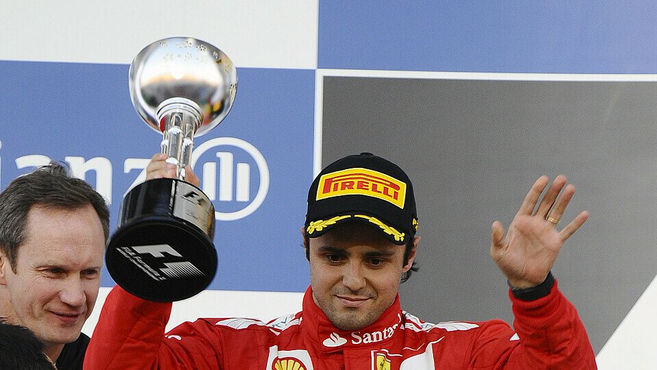Felipe Massa kann nach 714 Tagen wieder einen Pokal in Händen halten, Foto: Sutton