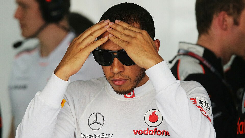 Vertwittert? Lewis Hamilton fasst sich an den laut eigener Aussage nicht immer klaren Kopf, Foto: Sutton