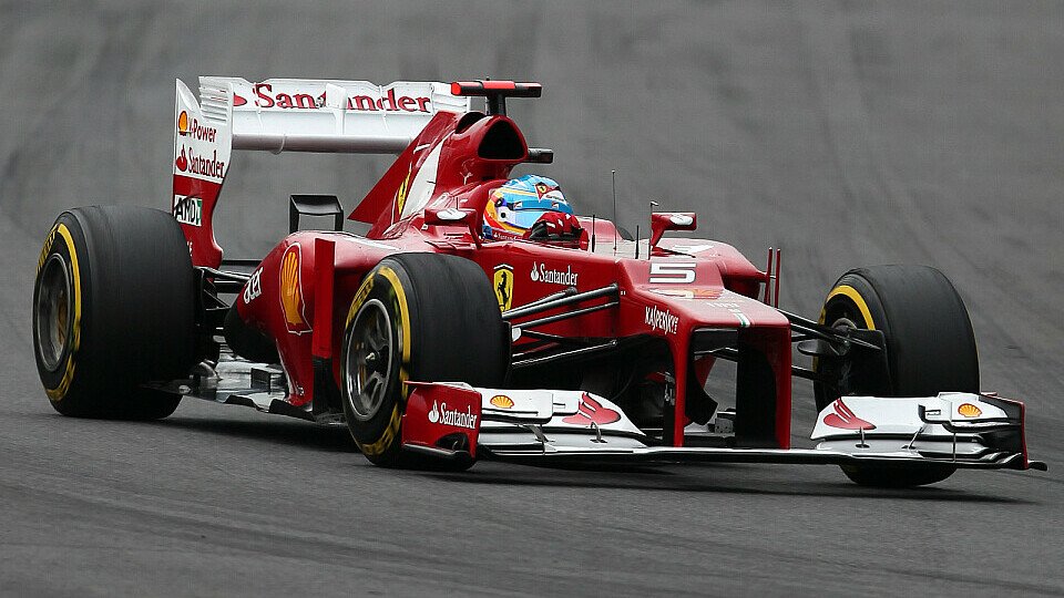 In der WM-wertung liegt Fernando Alonso sechs Zähler hinter Sebastian Vettel, Foto: Sutton