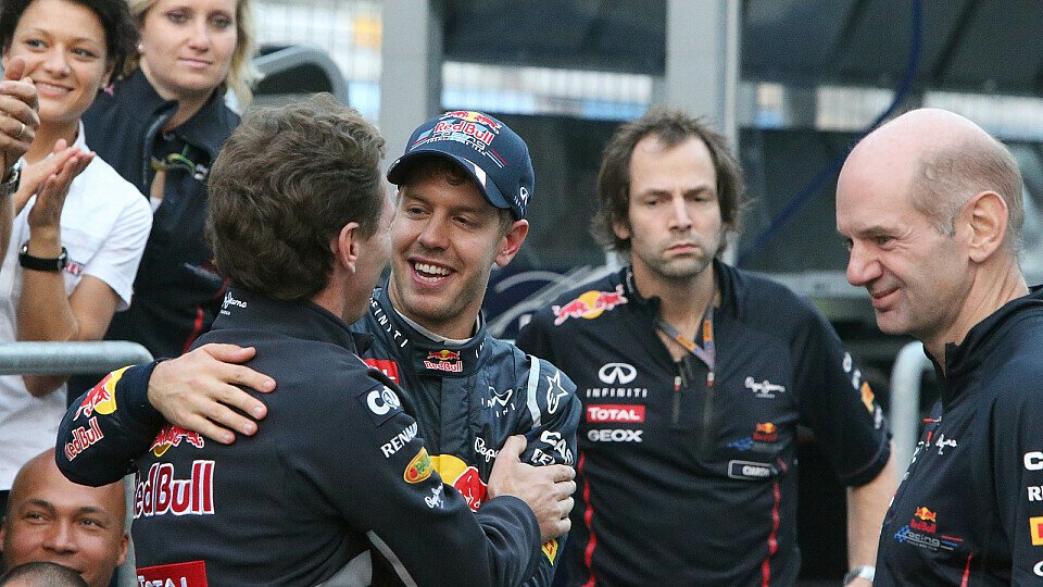 Schwimmen auf der Welle des Erfolgs: Christian Horner und Sebastian Vettel, Foto: Sutton