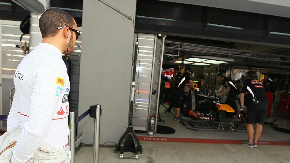 Schaut doch mal, was die Konkurrenz so treibt: Lewis Hamilton, Foto: Sutton