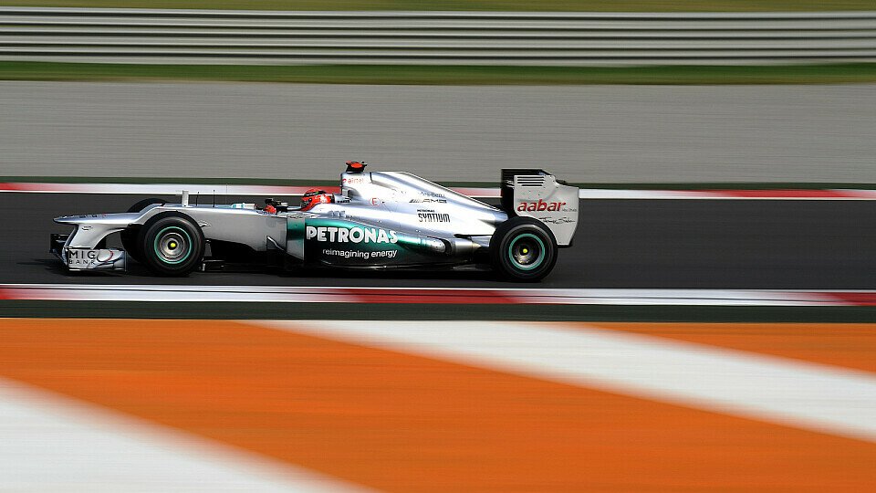 Michael Schumacher parkt seinen Boliden in Runde 55 in der Garage, Foto: Sutton