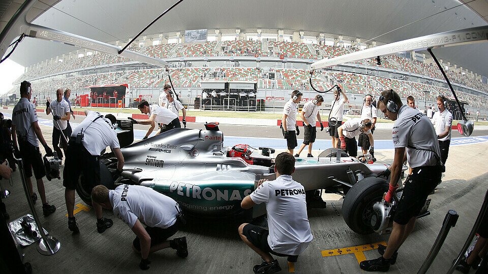 Michael Schumacher musste nach der ersten Runde zum Reifenwechsel, Foto: Mercedes-Benz