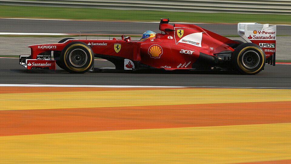 Fernando Alonso bleibt Sebastian Vettel auf den Fersen, Foto: Sutton