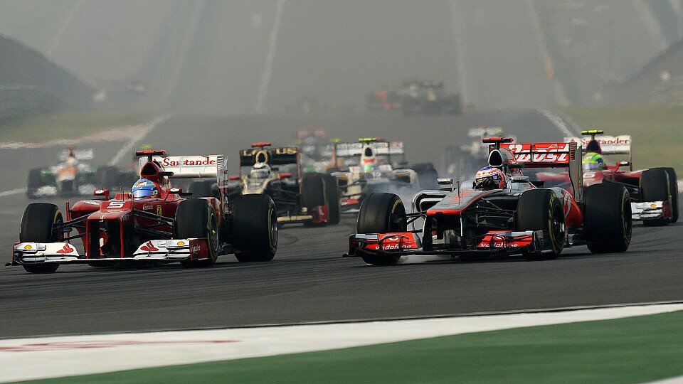 Jenson Button und Fernando Alonso schenkten sich auf den ersten Metern nichts, Foto: Sutton