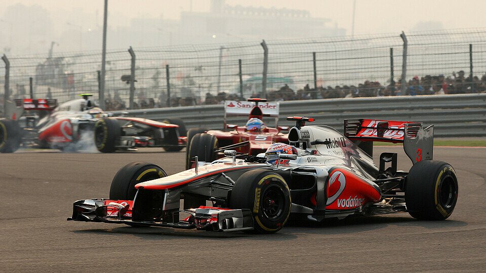 In Indien klappte es nur zeitweise: Button vor Alonso im Ferrari, Foto: Sutton