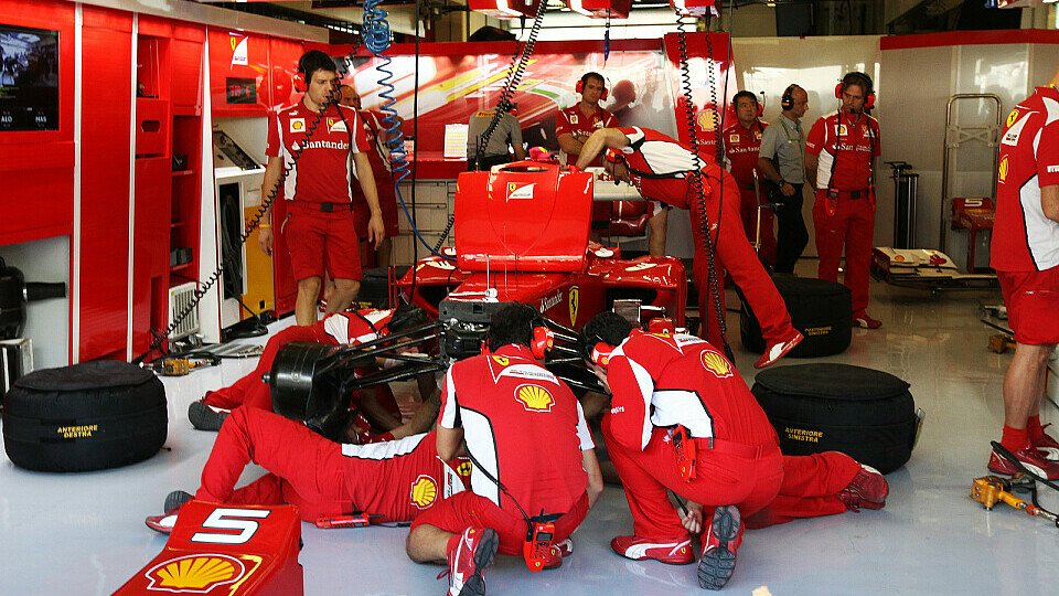 Bei Ferrari wird unermüdlich geschraubt, Foto: Sutton